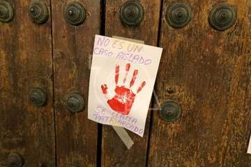 Carteles contra la violencia de género en las puertas de la Basílica y Ayuntamiento de Telde (Foto TA)
